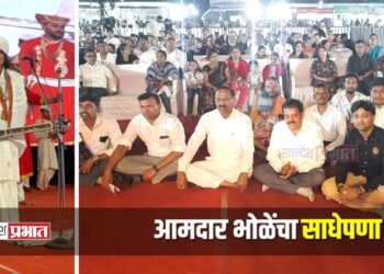 आमदाराचा साधेपणा! व्हीआयपी सोफा नाकारून राजूमामा भोळे बसले थेट जमिनीवर