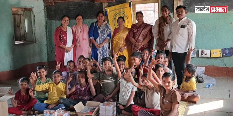 लीनेस क्लब जळगावचा सामाजिक उपक्रम: आवार येथील ‘वाचन कट्ट्या’ला शालेय साहित्याची मदत
