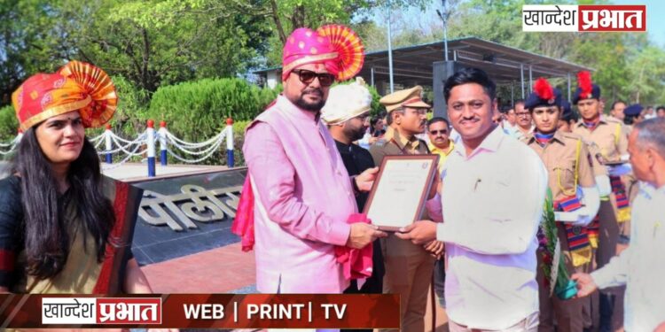 पाचोऱ्याच्या कमलेश सोनवणेचा ‘जिल्हा युवा पुरस्कारा’ने गौरव; पालकमंत्री गुलाबराव पाटील यांच्या हस्ते सन्मान