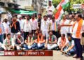 NEET पेपरफुटी प्रकरण : जळगावात ‘महाविकास आघाडी’च्या युवक संघटना आक्रमक; एम. जे. कॉलेजसमोर आंदोलन