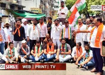 NEET पेपरफुटी प्रकरण : जळगावात ‘महाविकास आघाडी’च्या युवक संघटना आक्रमक; एम. जे. कॉलेजसमोर आंदोलन