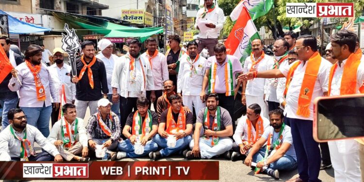 NEET पेपरफुटी प्रकरण : जळगावात ‘महाविकास आघाडी’च्या युवक संघटना आक्रमक; एम. जे. कॉलेजसमोर आंदोलन