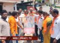 बंडखोर खासदारांच्या फोटोंना जोडे मारून जळगावात ठाकरे गटाचा तीव्र निषेध
