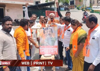 बंडखोर खासदारांच्या फोटोंना जोडे मारून जळगावात ठाकरे गटाचा तीव्र निषेध