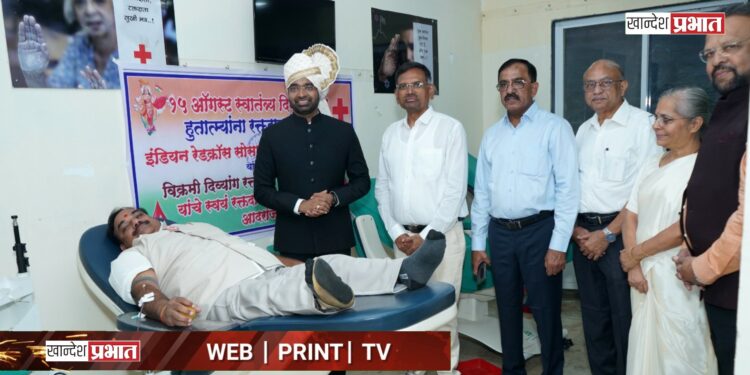 शहीद हुतात्म्यांना मुकुंद गोसावी यांची रक्तदानाने आदरांजली