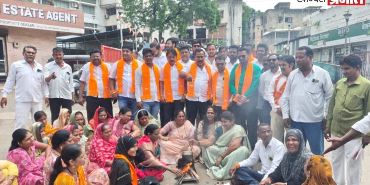 जनतेची लूट करून कुठला विकास दाखवताय? शिवसेना जळगाव महानगरतर्फे सरकारचा तीव्र निषेध