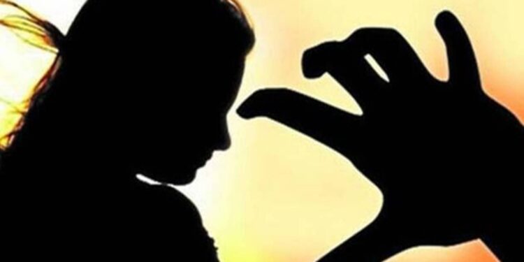 १२ वर्षांच्या चिमुकलीवर अत्याचार करणाऱ्या नराधम बापाला अटक