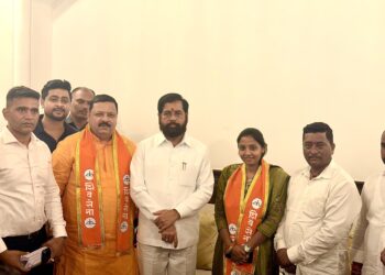 भुसावळच्या राजकारणाला नवे वळण; अनिल चौधरी, नगराध्यक्षा गायत्री भंगाळे, निखिल चौधरी शिवसेनेत