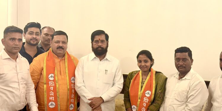 भुसावळच्या राजकारणाला नवे वळण; अनिल चौधरी, नगराध्यक्षा गायत्री भंगाळे, निखिल चौधरी शिवसेनेत