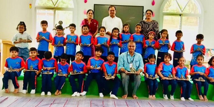 अनुभूती बाल निकेतन व विद्या निकेतनमध्ये सर्जनशील गणेशमूर्ती निर्मिती कार्यशाळा
