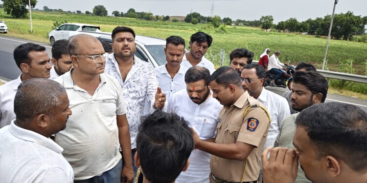 पाळधी बायपासवर कंटेनर उलटला; दोनगावच्या महाविद्यालयीन तरुणाचा मृत्यू