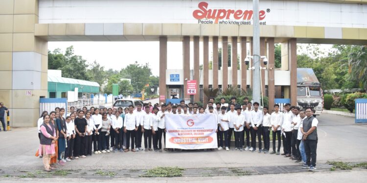 सुप्रीम इंडस्ट्रीजला गोदावरी आयएमआर व डॉ. वर्षा पाटील महिला महाविद्यालयाच्या विद्यार्थ्यांची औद्योगिक भेट