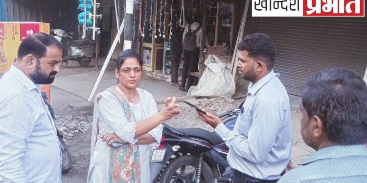 सेवा मंडळासमोरील विसर्जन मार्गावरील खड्ड्यांवरून महापौर दीपमाला काळे आक्रमक; मक्तेदाराला दूरध्वनीवरून धरले धारेवर..!