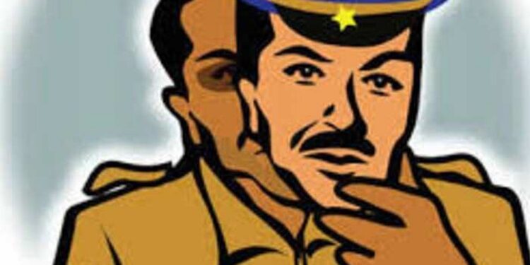 पोलिस असल्याची बतावणी करत वृद्ध व्यावसायिकाचे दागिने लंपास