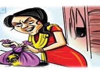 घरमालक बाहेर जाताच मोलकरणीने लांबविले ५५ हजारांचे दागिने