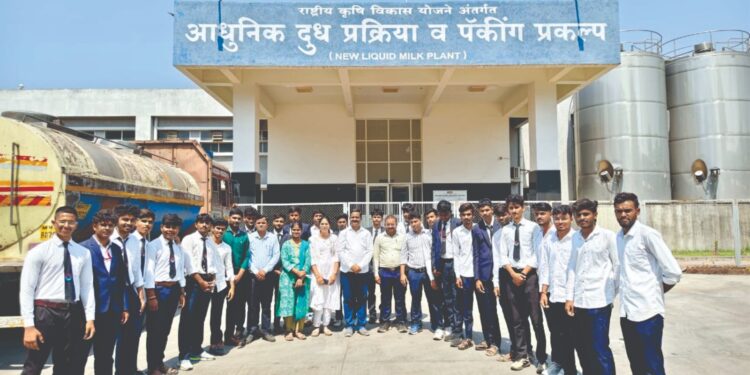विकास दूध फेडरेशनमध्ये विद्यार्थ्यांनी अनुभवले आधुनिक ऑटोमेशनचे धडे