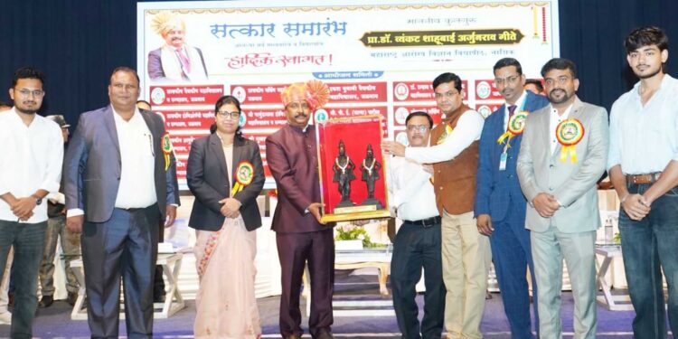 गोदावरी फाउंडेशनच्या भव्य सत्काराने कुलगुरू डॉ. गिते भारावले