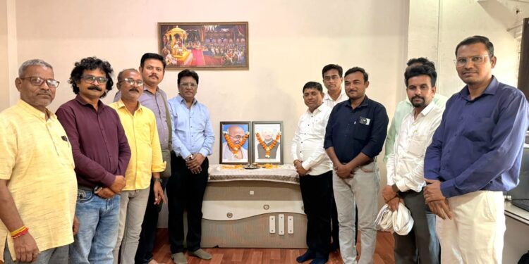 महात्मा गांधी व लालबहादूर शास्त्री जयंतीनिमित्त ‘गर्जना महाराष्ट्र ग्रामीण पत्रकार संघटने’तर्फे मानवंदना