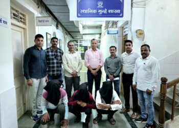 रिक्षात बसवून महिलेच्या गळ्यातील सोन्याची पोत लांबविणारे तिघे जेरबंद
