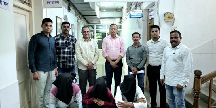 रिक्षात बसवून महिलेच्या गळ्यातील सोन्याची पोत लांबविणारे तिघे जेरबंद