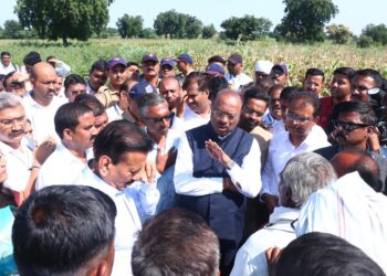 महसूल मंत्री यांचा बांधावर शेतकऱ्यांशी थेट संवाद