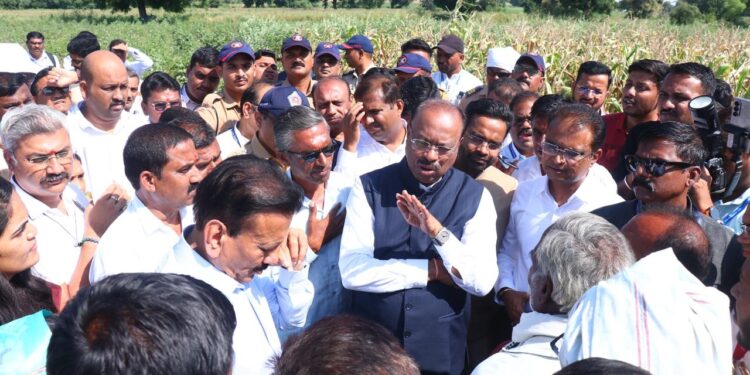 महसूल मंत्री यांचा बांधावर शेतकऱ्यांशी थेट संवाद