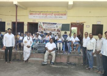 जिवंतपणी ज्येष्ठांची सेवा हेच महापुण्य; मातोश्री यमुनाई वृद्धाश्रमात साहित्याचे मोफत वाटप
