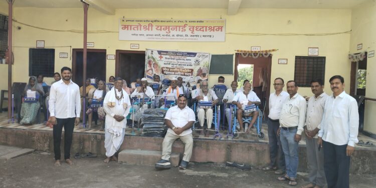 जिवंतपणी ज्येष्ठांची सेवा हेच महापुण्य; मातोश्री यमुनाई वृद्धाश्रमात साहित्याचे मोफत वाटप