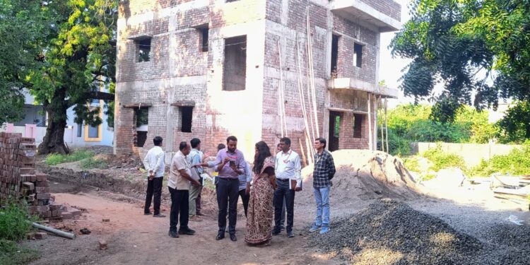 निर्माणाधीन तालुका आरोग्य अधिकारी कार्यालयाच्या कामाची मुख्य कार्यकारी अधिकारी करिश्मा नायर यांनी केली पाहणी