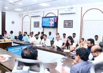 शाळा – अंगणवाड्यांसाठी भरीव निधी देणार; प्रमाणित आराखडे तयार करून कामांना गती द्या – पालकमंत्री गुलाबराव पाटील 