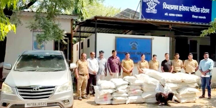 नाकाबंदीत इनोव्हासह १५.३३ लाखांचा गुटखा जप्त; चाळीसगावचा वाहनचालक ताब्यात