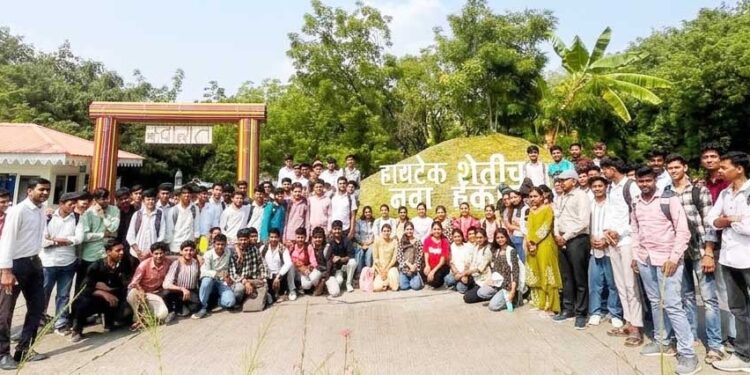 दिक्षारंभ कार्यक्रमांतर्गत कृषी विद्यार्थ्यांची जैन हिल्सला शैक्षणिक भेट