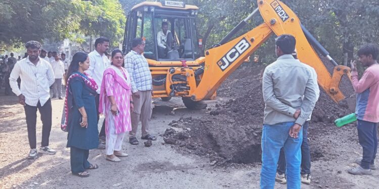 दिवाळीनिमित्त जळगाव शहरात मोकळ्या प्लॉटमधील स्वच्छता मोहीम