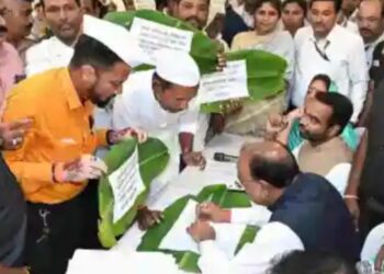 पिके गेली, पंचनामे अडले; शेतकऱ्यांना हेक्टरी लाखाची मदत द्या