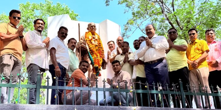कंजरभाट समाज युवा फाउंडेशनतर्फे राष्ट्रपिता महात्मा गांधींना अभिवादन